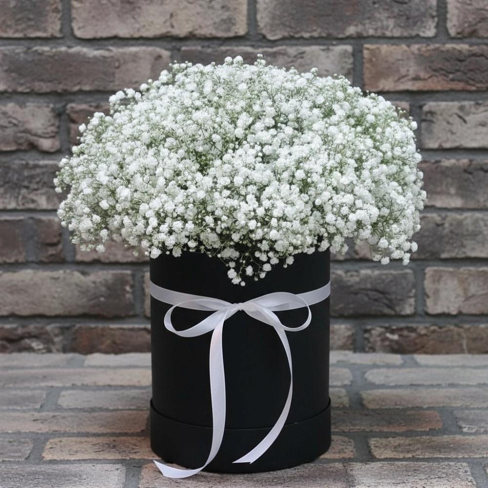 Цветочная композиция из Гипсофила в шляпной коробке в Назарьево