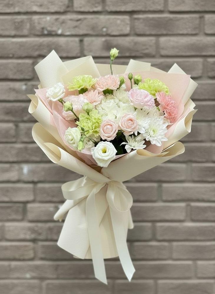 Букет цветов из: Гвоздики, Розы, Лизиантусы и Хризантемы в Назарьево