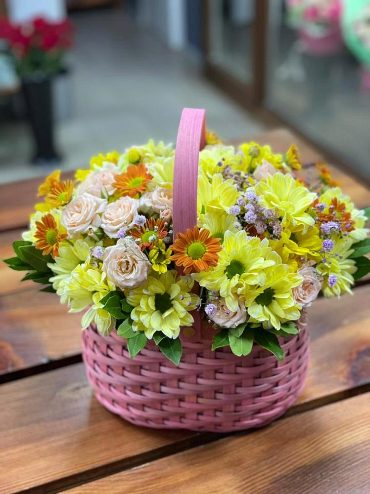 Цветочная композиция из Хризантемы и Розы в корзине в Назарьево