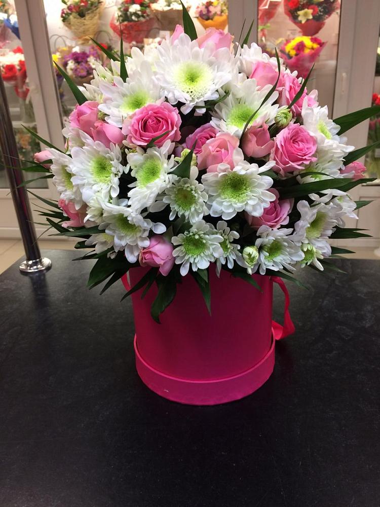 Цветочная композиция из Розы и Хризантемы в шляпной коробке в Назарьево