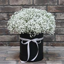 Цветочная композиция из Гипсофила в шляпной коробке в Назарьево