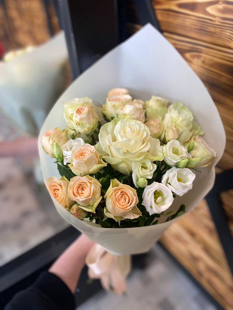 Букет цветов из: Розы и Лизиантусы в Назарьево